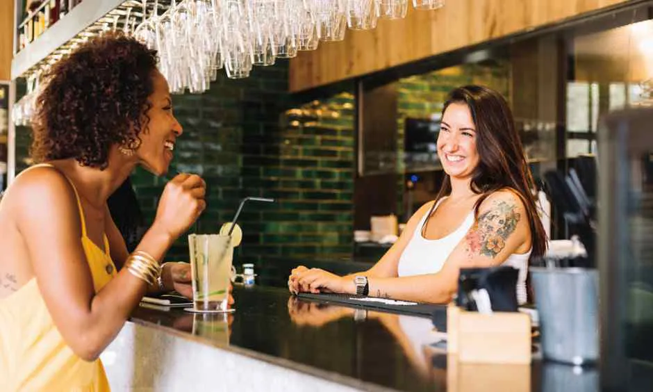 dos mujeres enfrentadas por una barra de bar