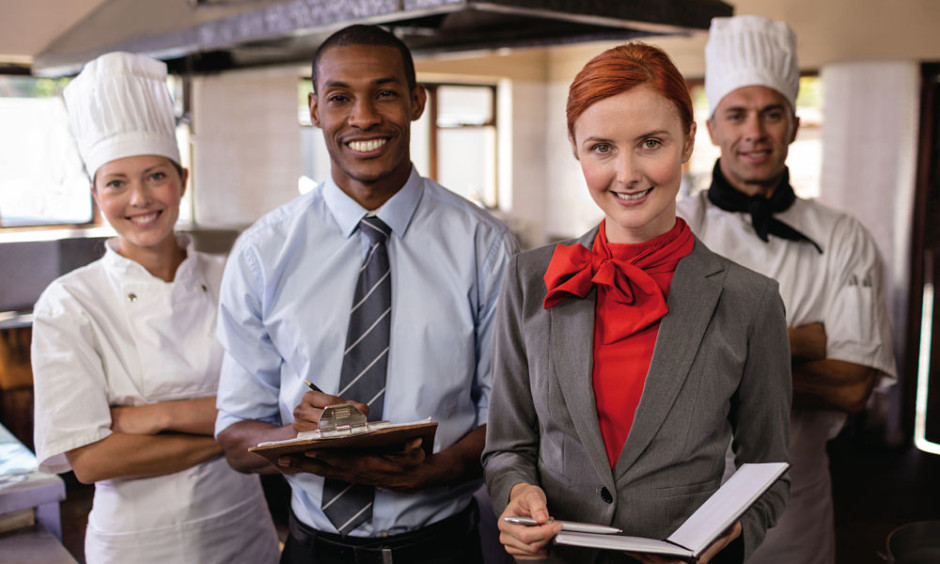 cuatro personas trabajadoras de un negocio de comidasa