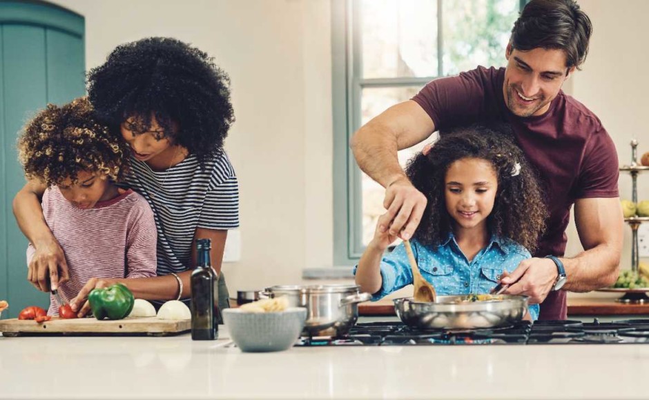 Familia cocinando todos juntos