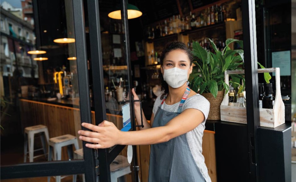 Mujer abriendo las puertas de un restaurante