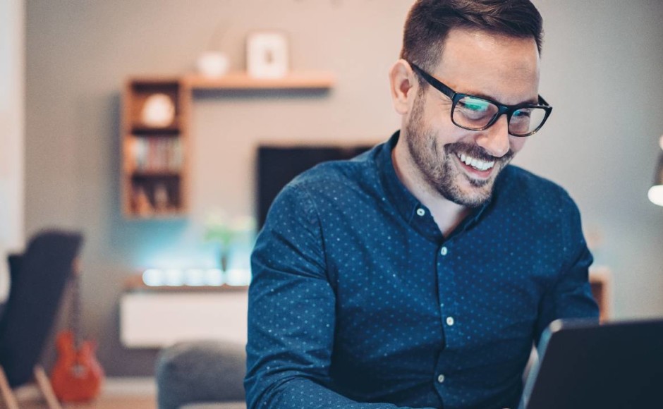 Hombre tomando un curso en línea frente a su computador portátil