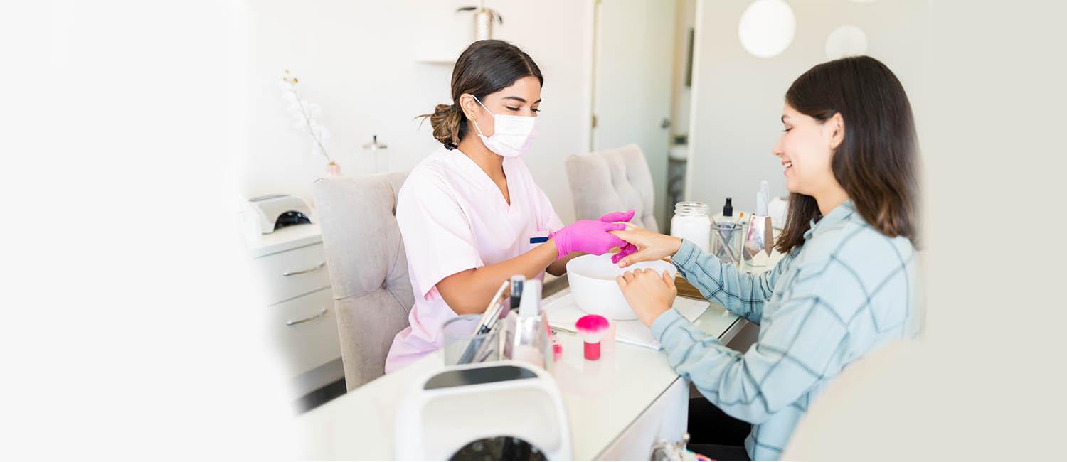 Mujer pintando las uñas
