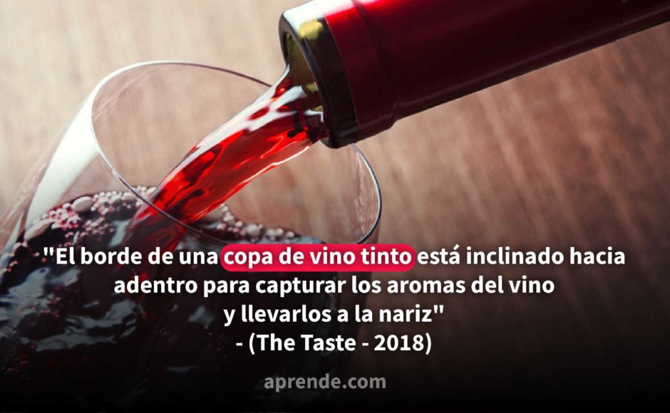 Vino siendo servido en una copa