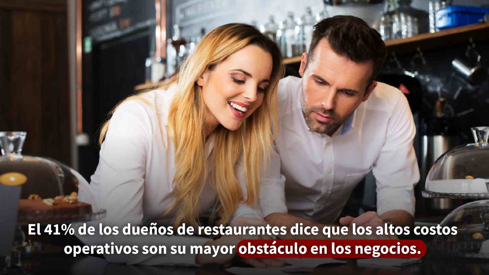 Hombre y mujer propietarios de un restaurante mirando su celular