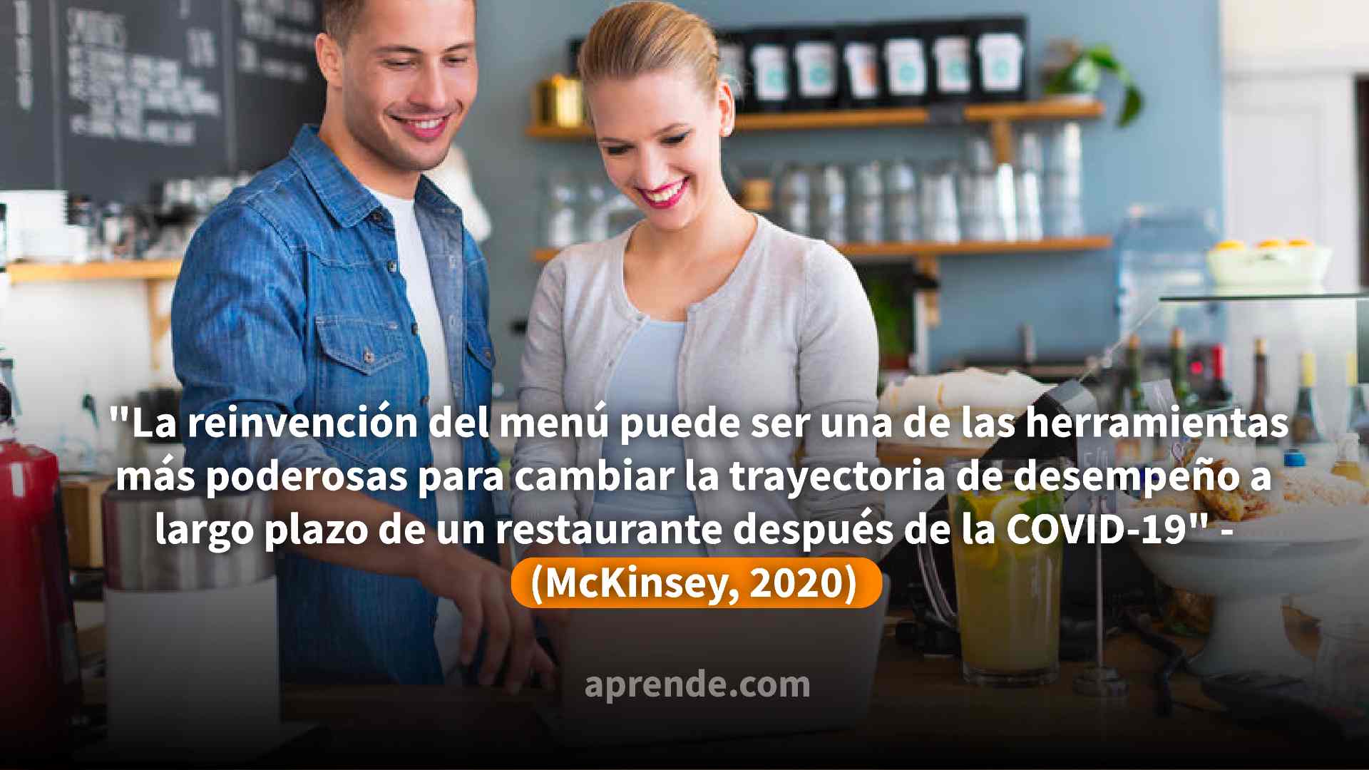 Hombre y mujer propietarios de un restaurante frente a un computador portátil