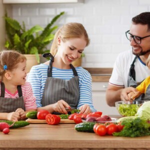 Familia preparando comida vegetariana