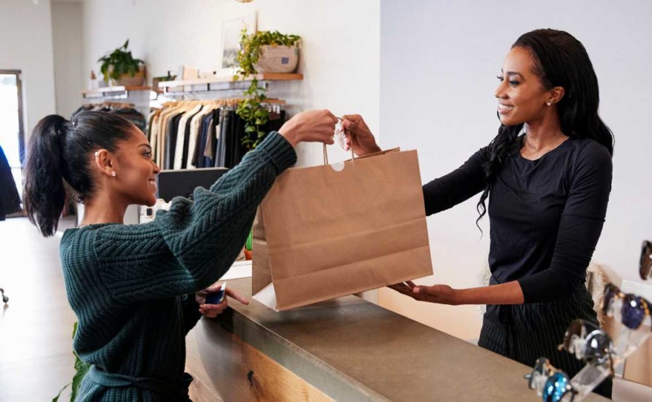 Mujer haciendo compra en tienda de ropa