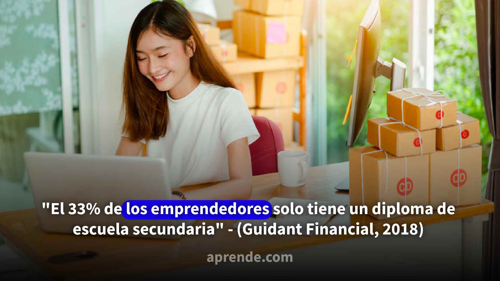 Mujer sentada frente el computador haciendo cálculos financieros en un curso para emprendedores