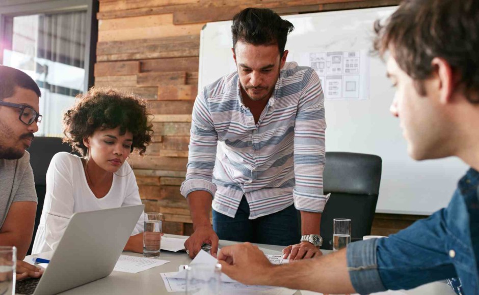 Personas reunidas en una oficinas creando estrategias de marketing para negocios