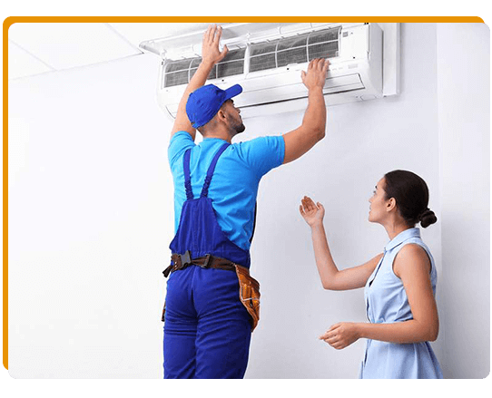 fotografía de un técnico reparando un equipo e aires acondicionados