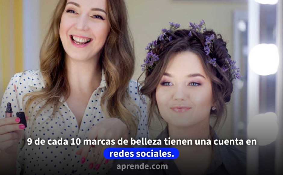 Dos mujeres mirándose entre ellas frente al espejo, una maquilladora y otra cliente ambas sonriendo