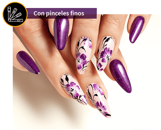 imagen con uñas decoradas con pinceles finos