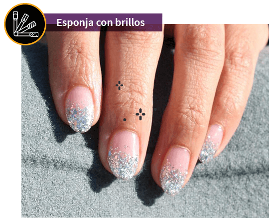 Imagen de una mano con manicure con estilo de esponja con brillos 