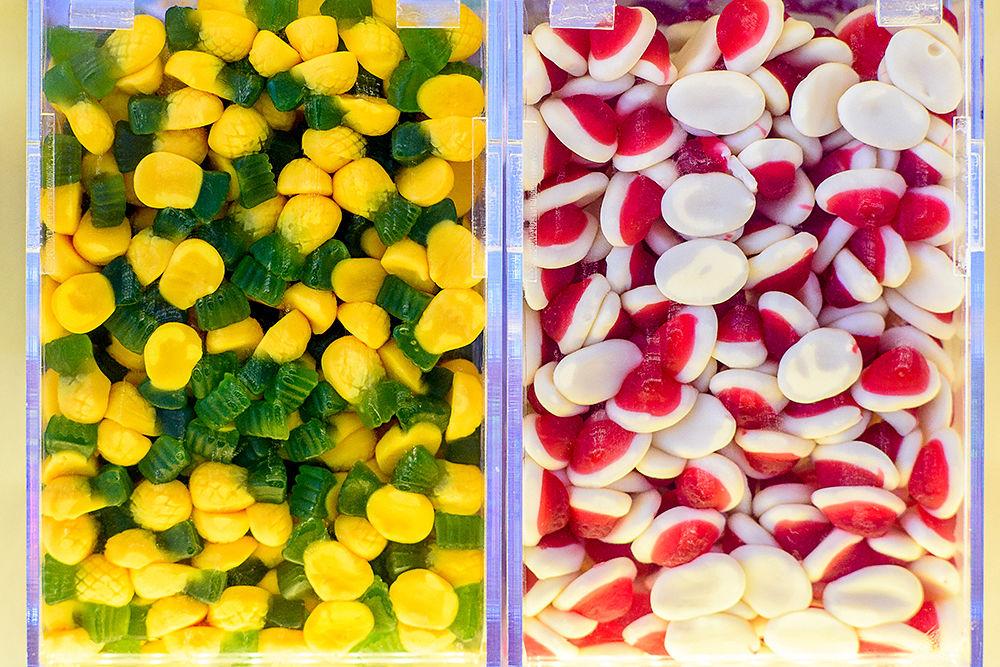gomitas de gelatina de color amarillo y color rojo