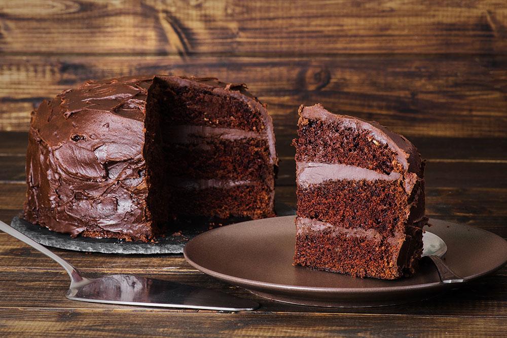 postre de chocolate con una porcion del pastel
