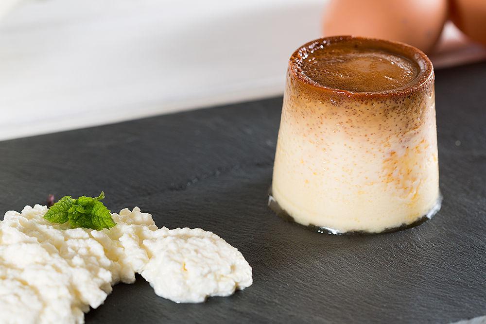 postre de flan sobre una mesa y queso