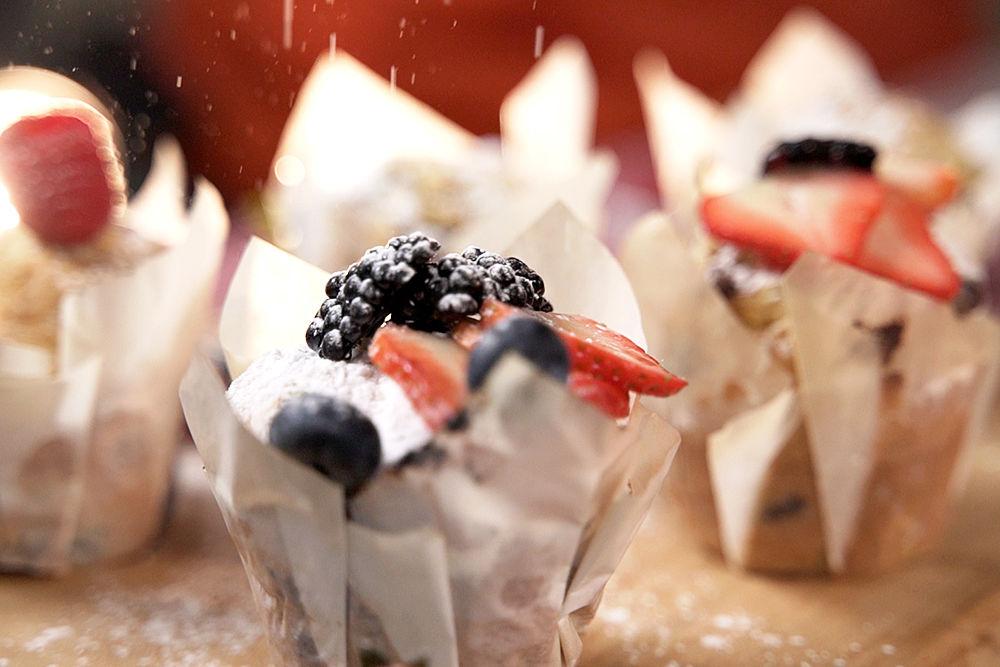 tres muffins decorados con frutas en la parte superior