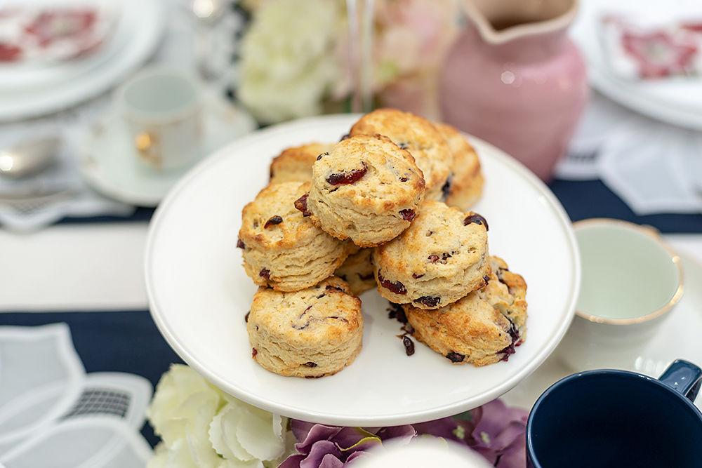 panecillos scones con uvas pasas sobre un plato blanco
