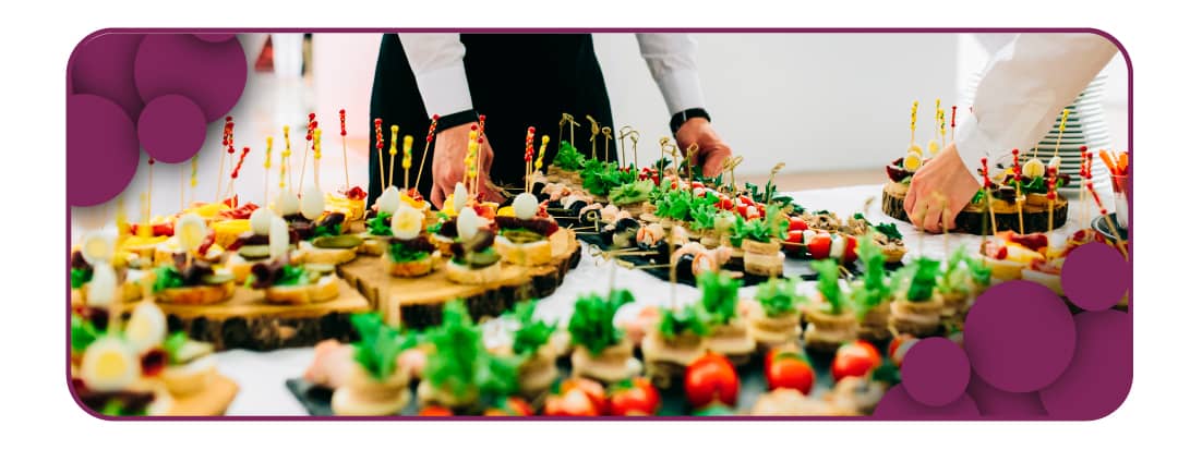 imagen de una mesa de catering y los brazos de un mesero