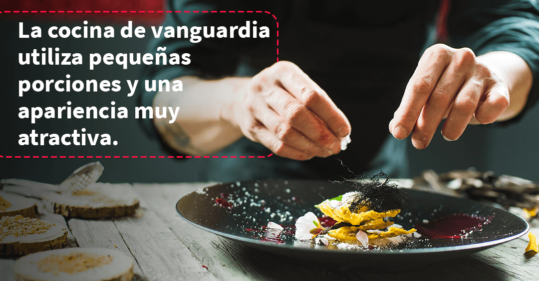 manos de un chef aplicando trazas de comida a un sartén