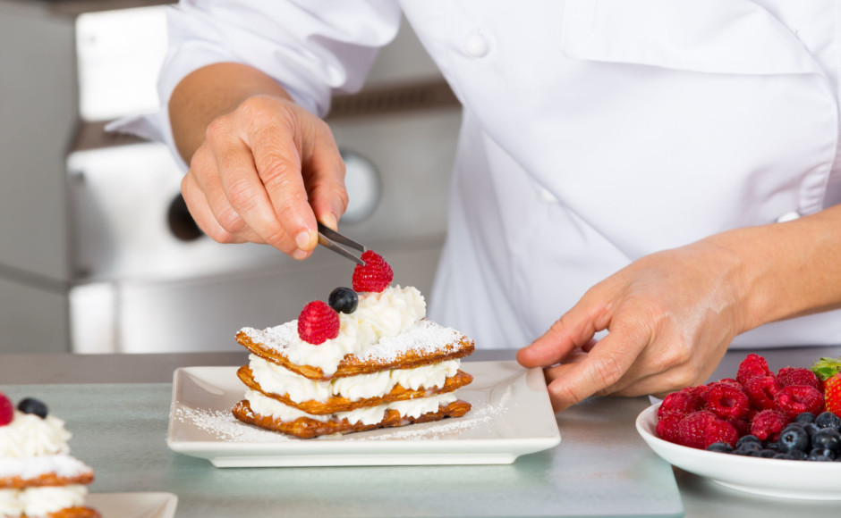 chef de reposteria decorando con frutas un pie