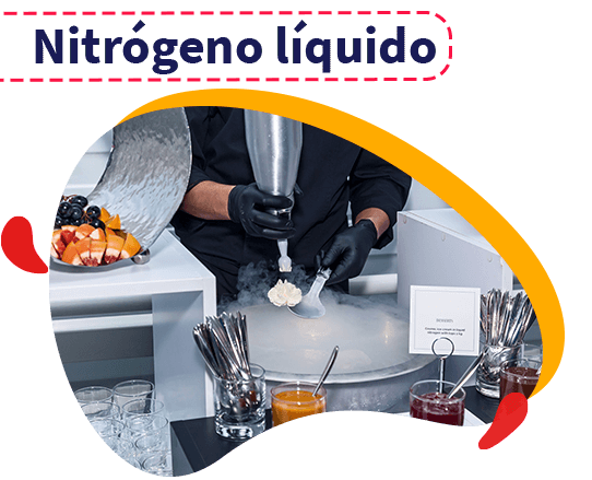manos de chef usando técnica de nitrógeno líquido
