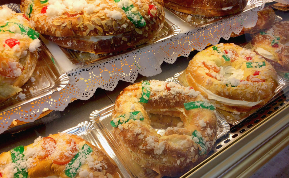 vitrina con varios roscas de reyes