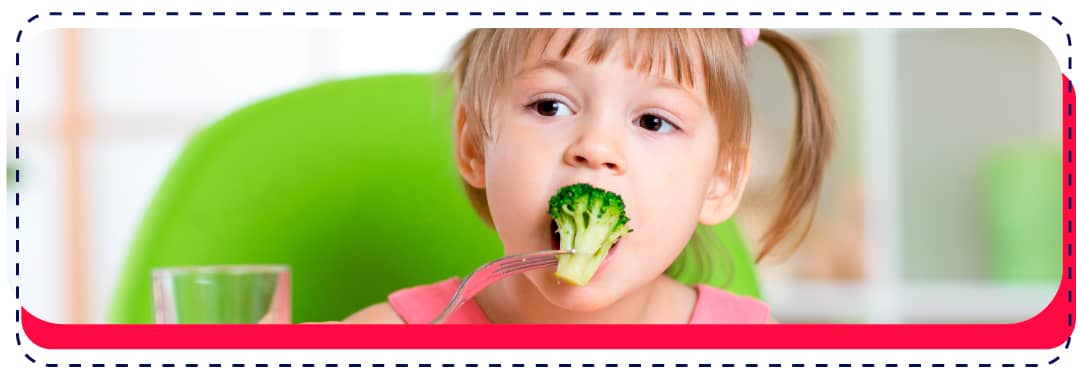 niño comiendo vegetales