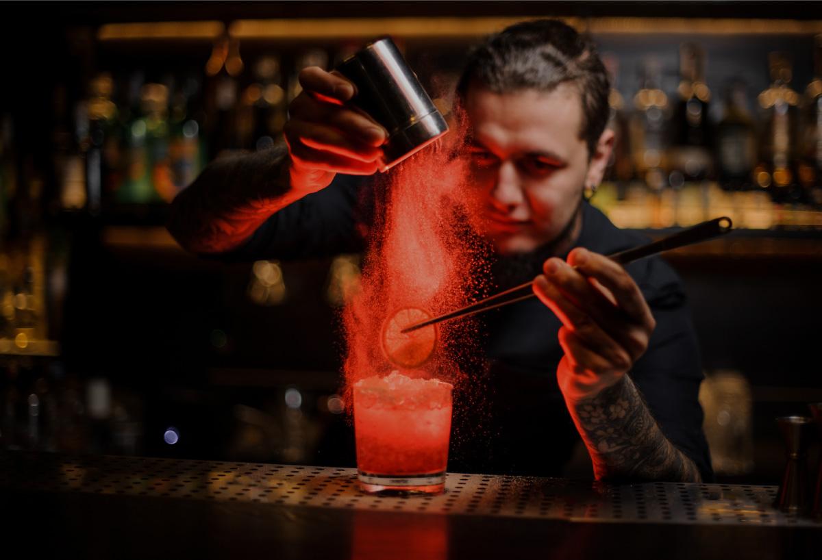 Hombre preparando un coctel