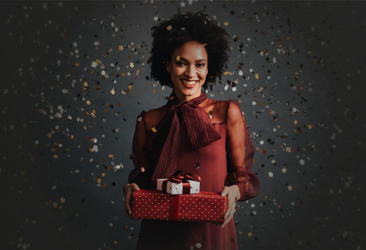 Mujer sonriente con regalo