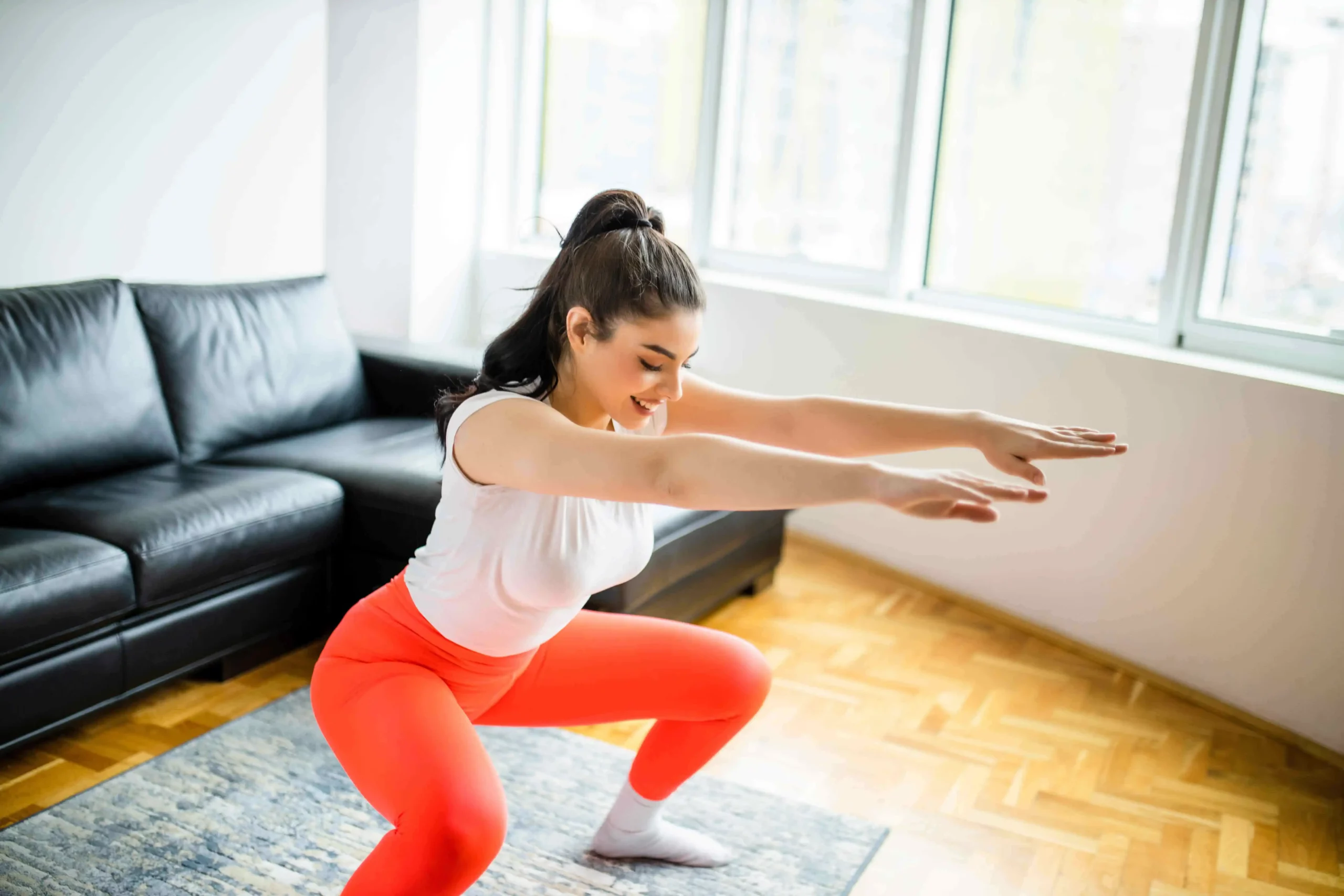 mujer haciendo sentadillas