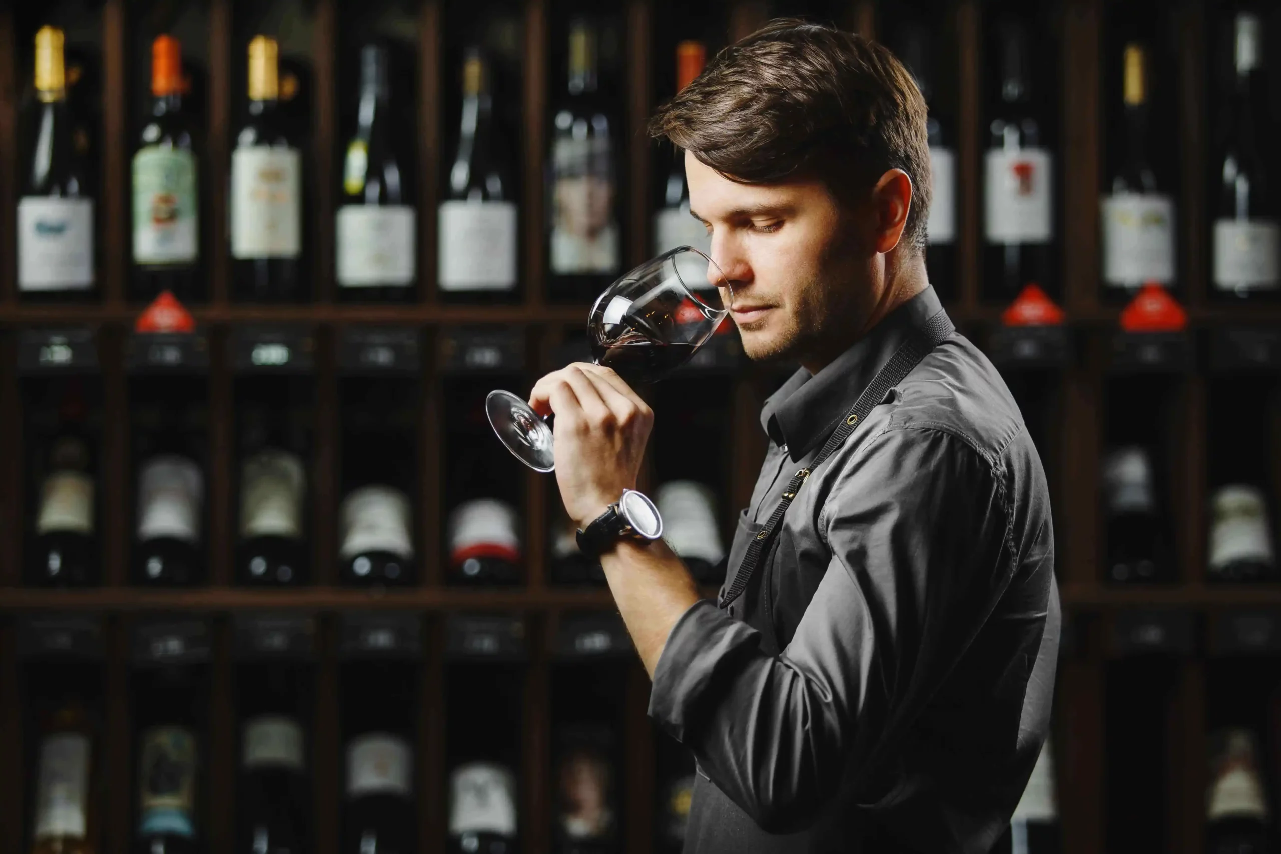 sommelier haciendo prueba de vino