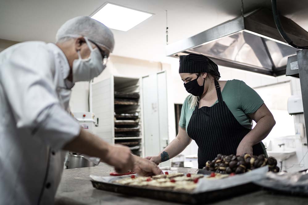 cocinero-y-asistente-organizando-una-cocina