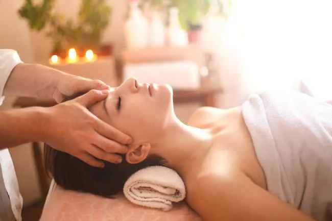mujer recibiendo masaje sensorial