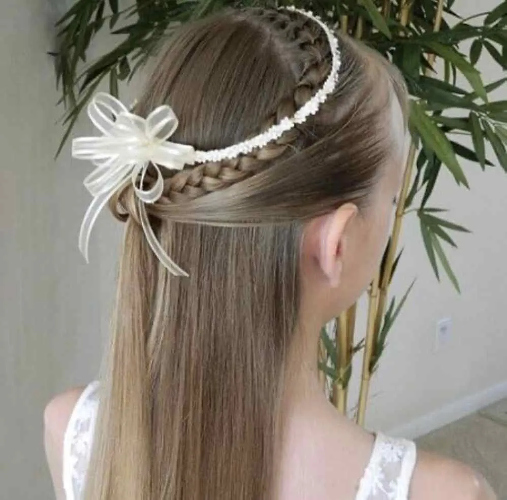 mujer con trenza espiga y diadema bohemia