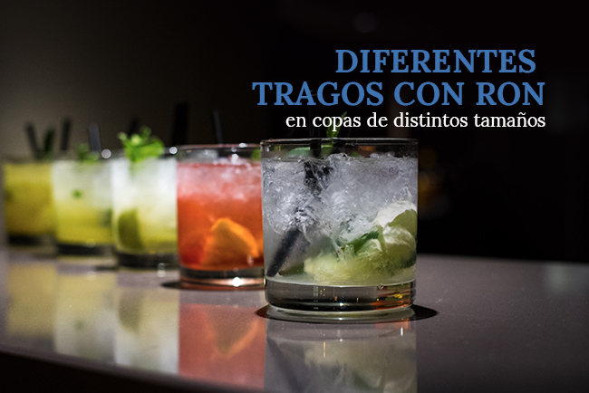 diferentes-tragos-con-ron-en-copas-de-diferentes-tamanos