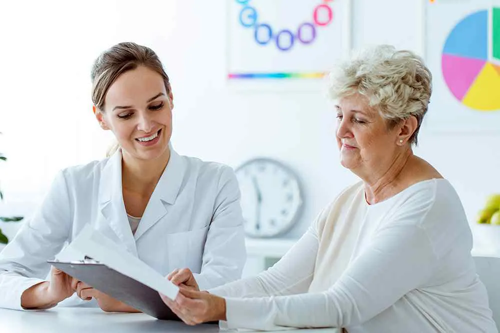 paciente mujer adulta hablando con un medico