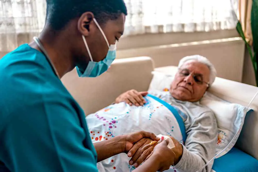 profesional de salud asistiendo a adulto mayor