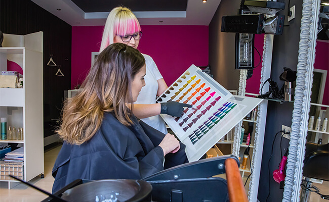 estilista-preparando-un-color