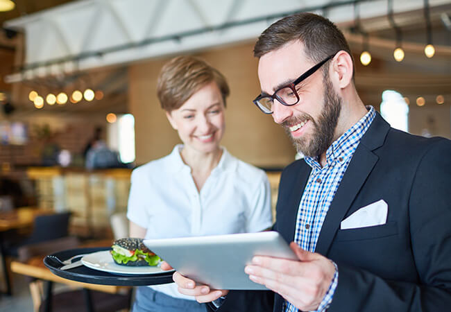 gerente-supervisando-un-restaurante