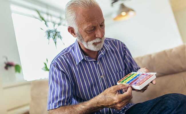 adultos-mayores-tomando-su-medicamento