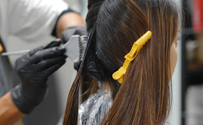 aplicando-un-tinte-al-cabello