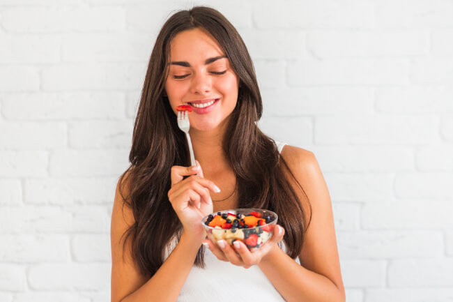 comiendo-ensalada-fitness