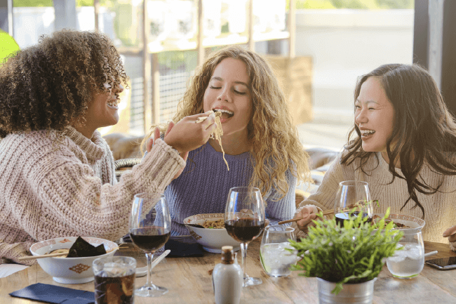 personas-comiendo-ramen