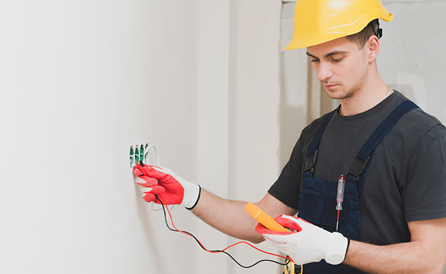 haciendo-inspeccion-electrica