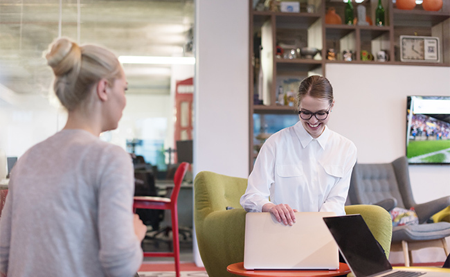 emprendedor atentiendo a un cliente en su negocio