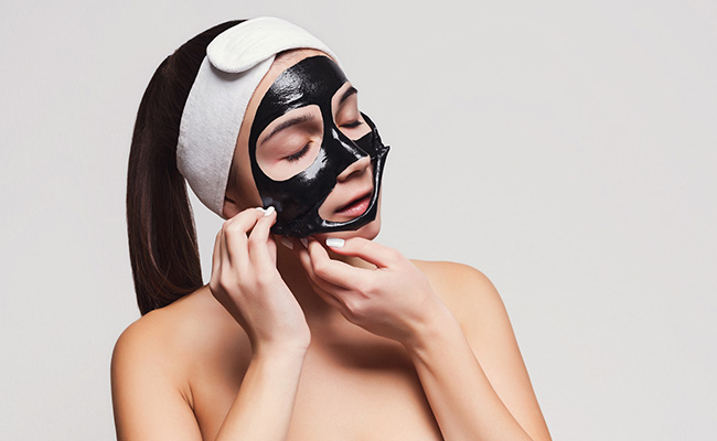 Mujer con mascarilla facial peel off