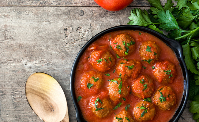 plato con albóndigas con salsa