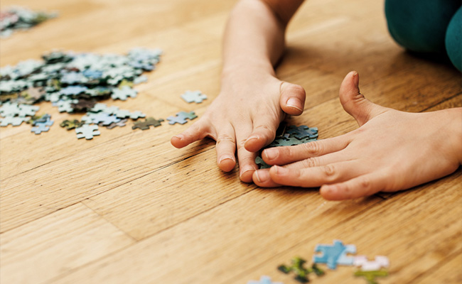  Un niño jugando en su habitación con un rompecabezas.