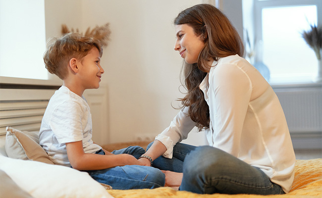una mamá hablando con su hijo